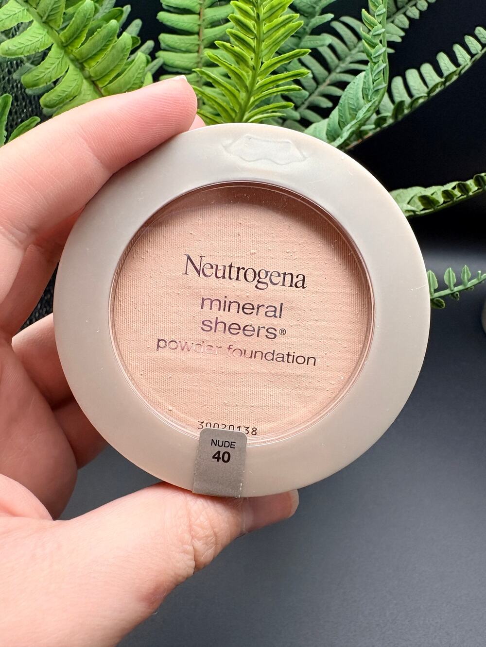 Neutrogena Mineral Sheers Powder Foundation - Nude 40 (New/Sealed)
